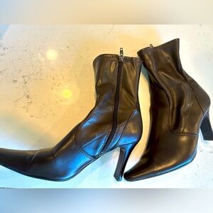 Women’s 6.5 Nine West Brown ankle boots